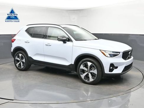 Used 2024 Volvo XC40 B5 Plus w/ Climate Package AWD/4WD image 1