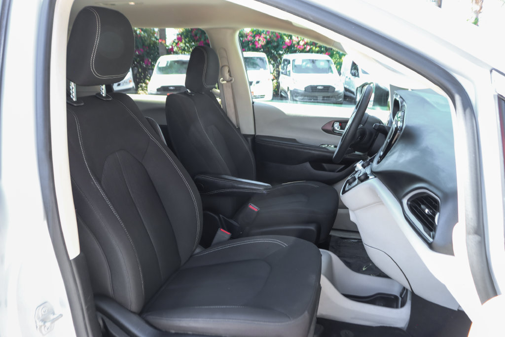 Used 2023 Chrysler Voyager LX FWD image 40