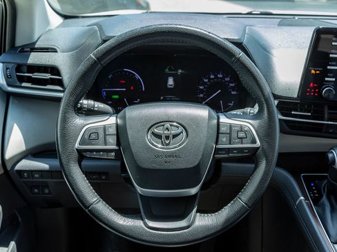 Used 2023 Toyota Sienna XLE FWD image 32