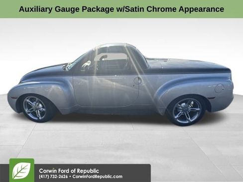 Used 2005 Chevrolet SSR w/ Preferred Equipment Group image 4