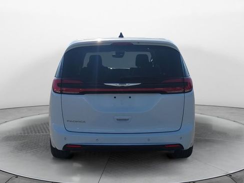 Used 2023 Chrysler Pacifica Touring-L FWD image 4