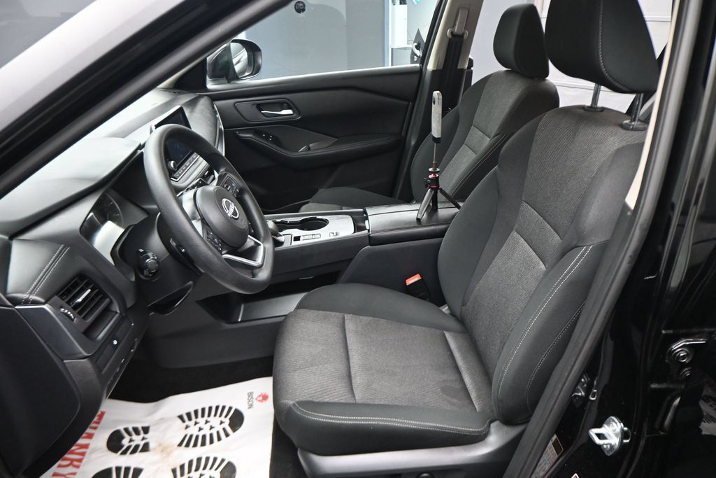 Used 2024 Nissan Rogue SV FWD image 3