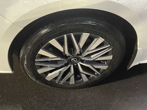 Used 2023 Nissan Altima 2.5 SV w/ SV Premium Package image 9