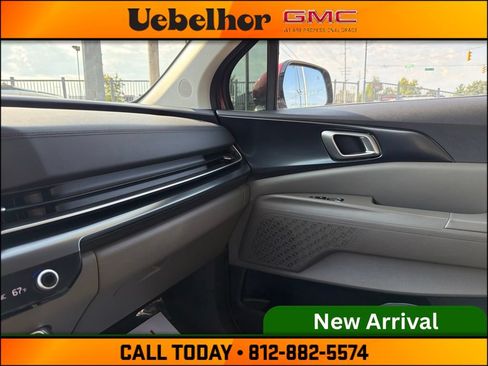 Used 2025 Kia Carnival FWD image 32