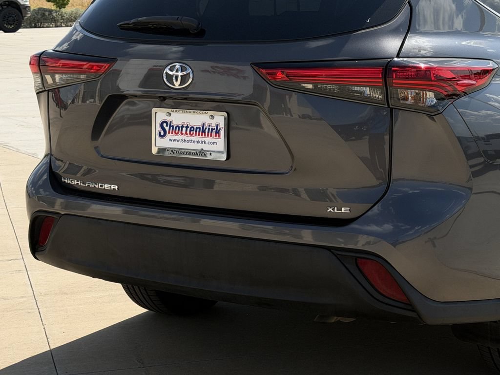Used 2021 Toyota Highlander XLE FWD image 6