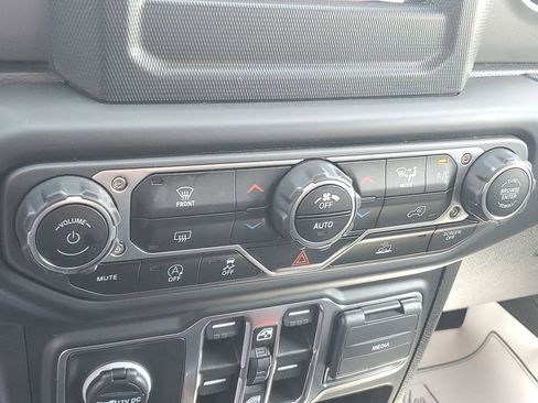 Certified 2023 Jeep Gladiator Sport AWD/4WD image 25