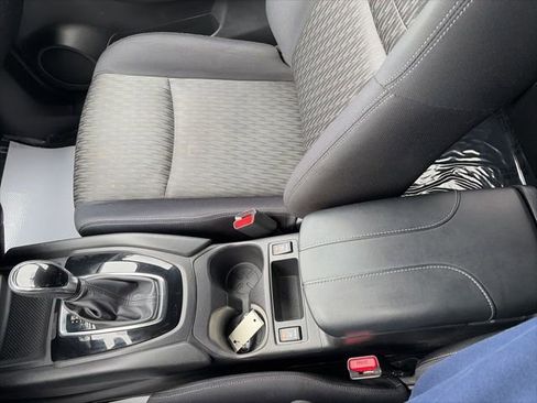 Used 2017 Nissan Rogue SV FWD image 17