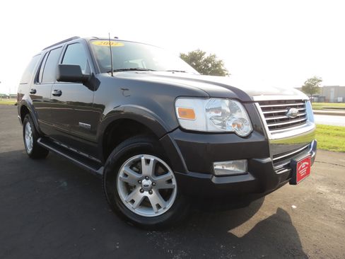 Used 2007 Ford Explorer XLT image 2