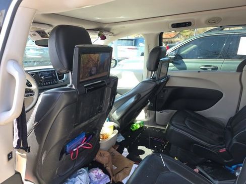 Used 2018 Chrysler Pacifica Limited w/ Tire & Wheel Group image 7