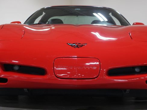 Used 1998 Chevrolet Corvette Coupe w/ Roof Pkg RWD image 3