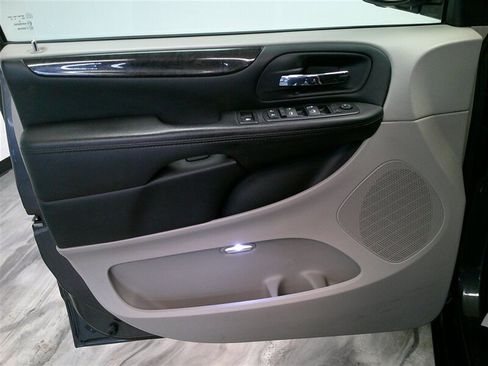 Used 2016 Dodge Grand Caravan SXT w/ Rear Park Assist Package image 26