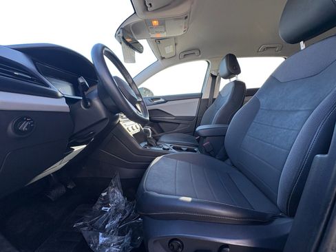 Certified 2022 Volkswagen Taos SE image 2