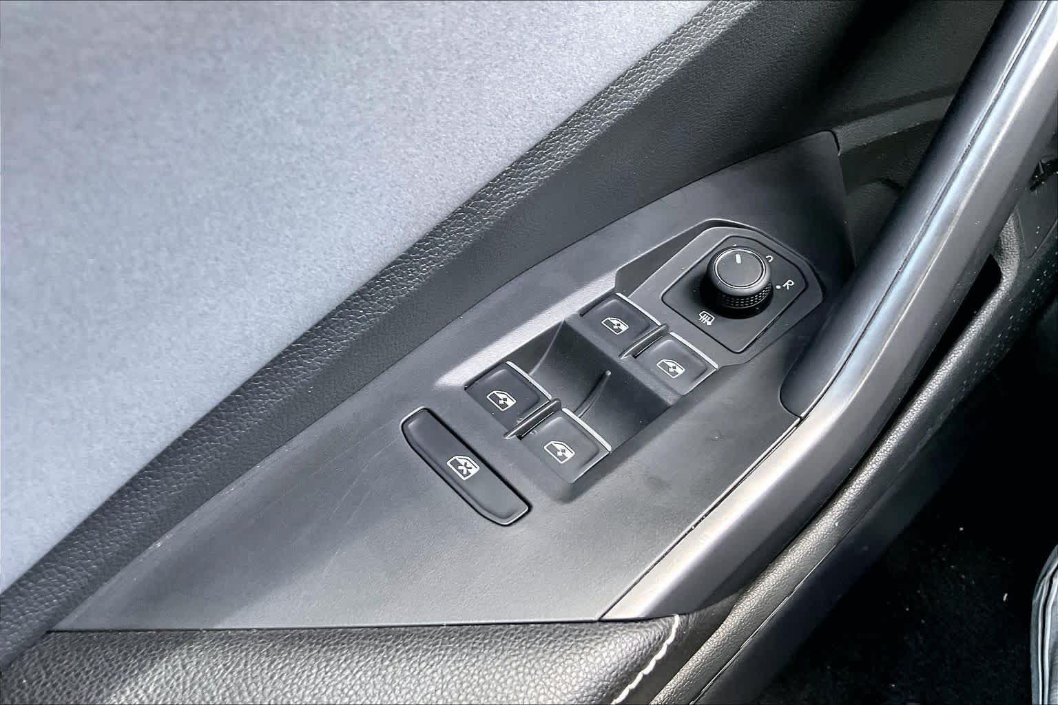 Used 2025 Volkswagen Jetta SE FWD image 36