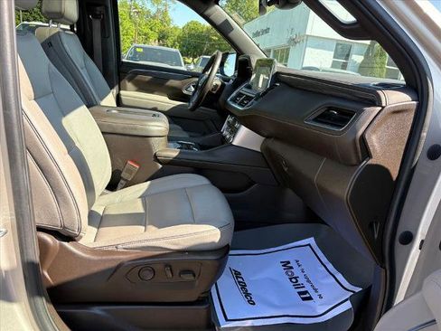 Certified 2023 GMC Yukon SLT w/ SLT Luxury Package AWD/4WD image 17