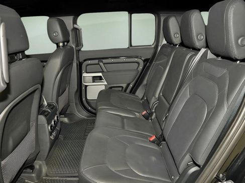 Used 2023 Land Rover Defender 130 SE image 9