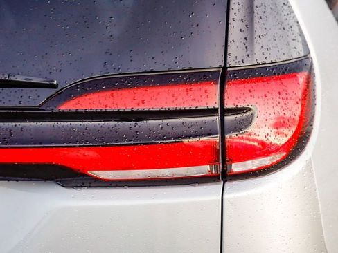 Certified 2024 Chrysler Pacifica Touring-L image 10