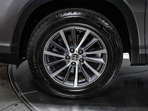 Certified 2019 Toyota Highlander XLE w/ Carpet Mat Package (TMS) FWD image 10