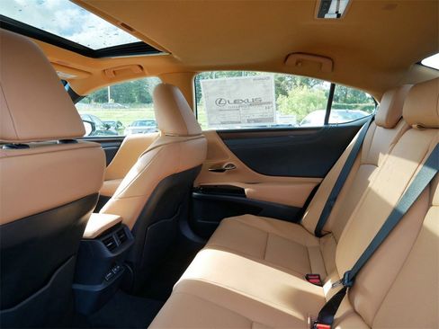 New 2025 Lexus ES 300h w/ Premium Package image 9