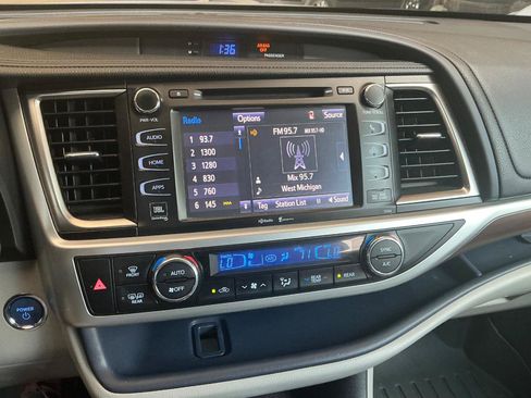 Used 2015 Toyota Highlander Limited w/ Driver Technology Package AWD/4WD image 28