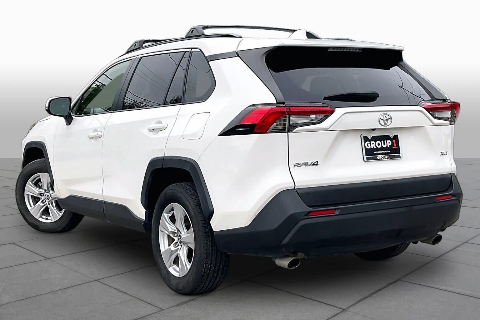 Used 2020 Toyota RAV4 XLE w/ Convenience Package FWD image 12