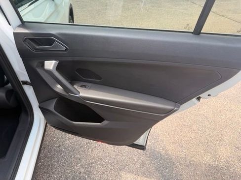 Used 2018 Volkswagen Tiguan SE w/ Panoramic Sunroof Package FWD image 15