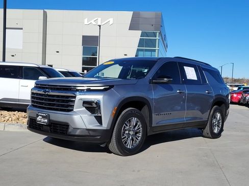 Used 2025 Chevrolet Traverse LT image 1