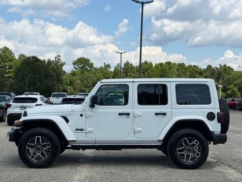 Used 2026 Jeep Wrangler Unlimited Sahara AWD/4WD image 4