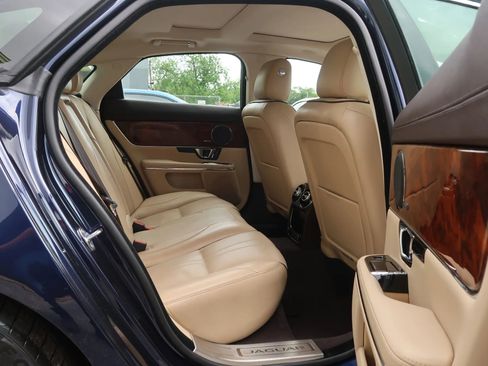 Used 2019 Jaguar XJ R-Sport RWD image 22