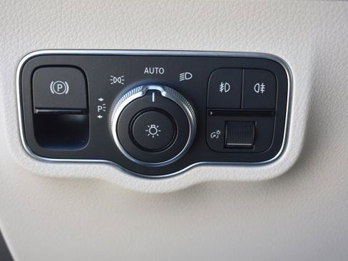 Used 2022 Mercedes-Benz GLB 250 4MATIC image 31