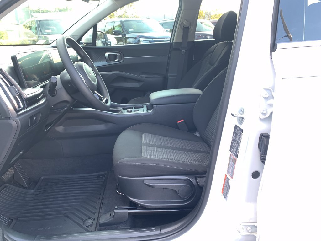 Used 2025 Kia Sorento LX FWD image 8