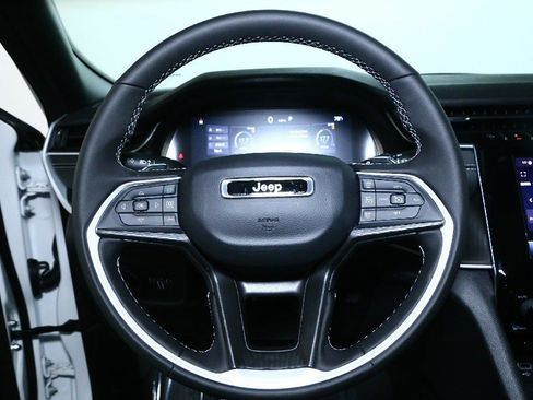 Used 2025 Jeep Grand Cherokee Altitude image 22