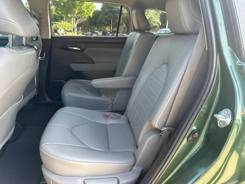 Used 2023 Toyota Highlander XLE FWD image 6