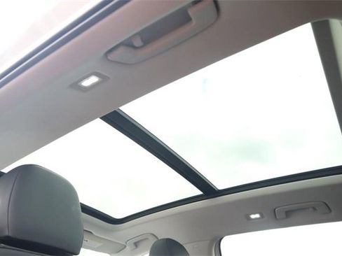 New 2025 Volkswagen Tiguan SE image 10