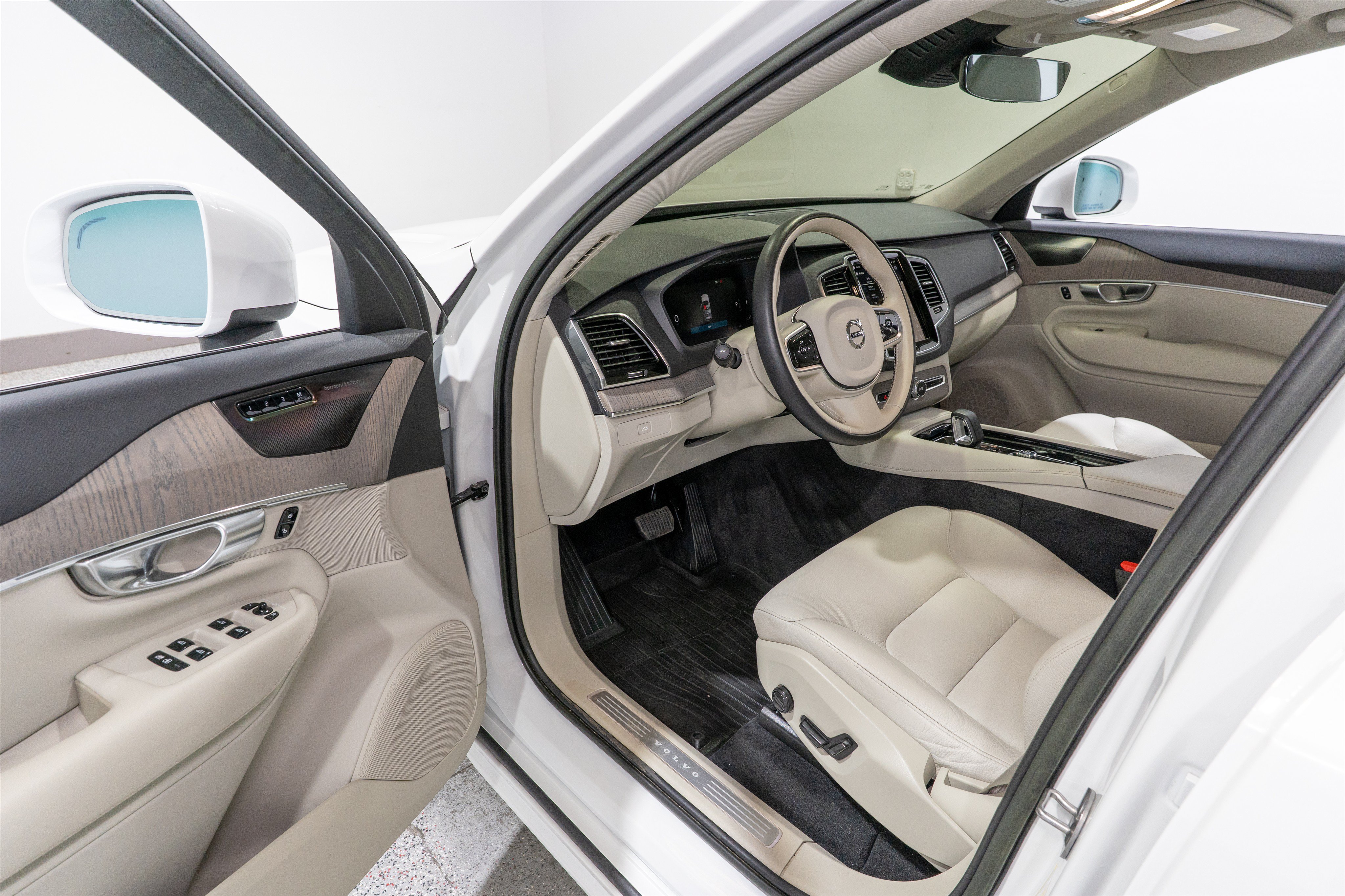 Used 2023 Volvo XC90 B6 Plus w/ Protection Package Premier AWD/4WD image 12