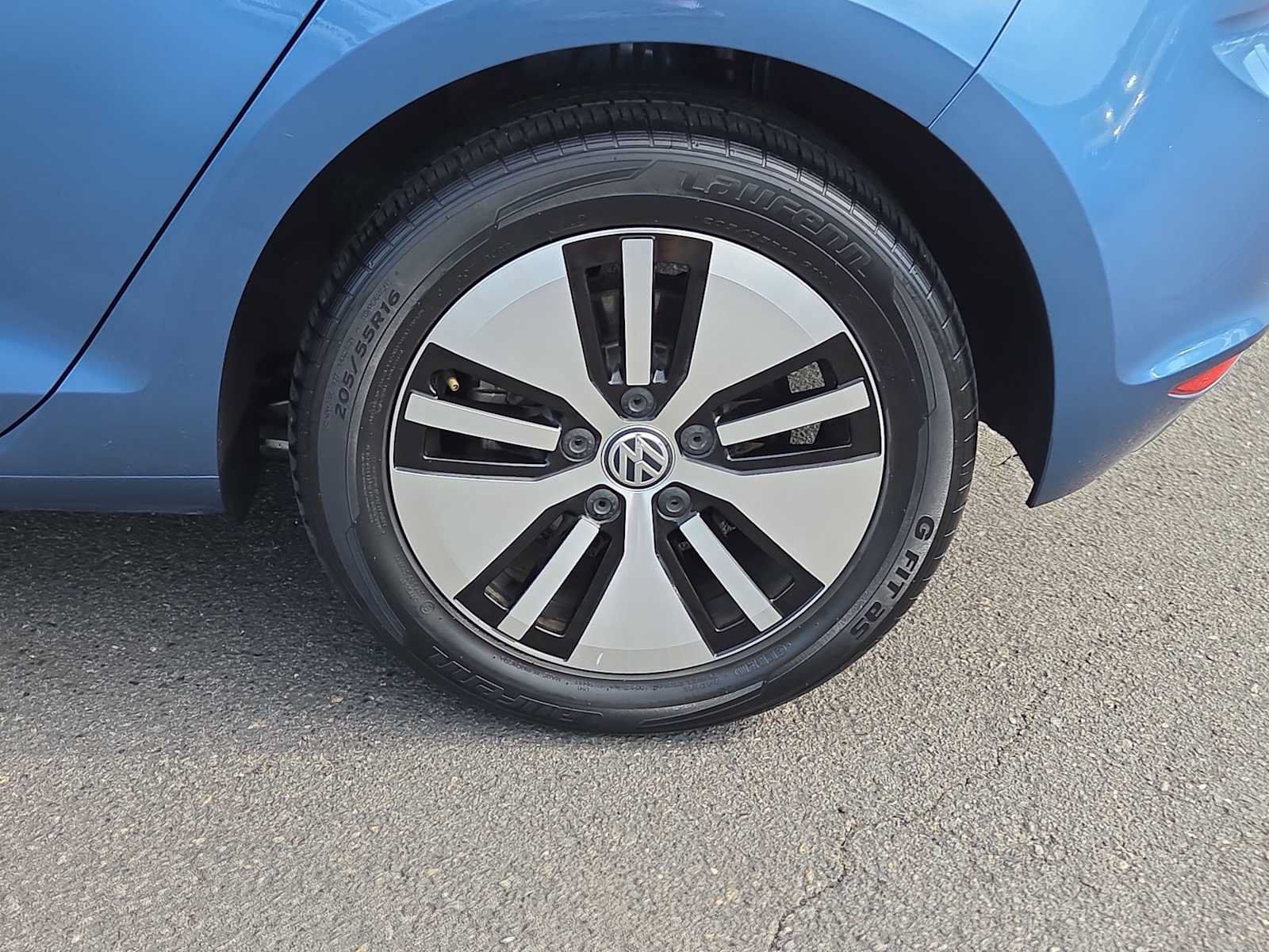 Used 2016 Volkswagen e-Golf SE w/ DC Fast Charging Package FWD image 16