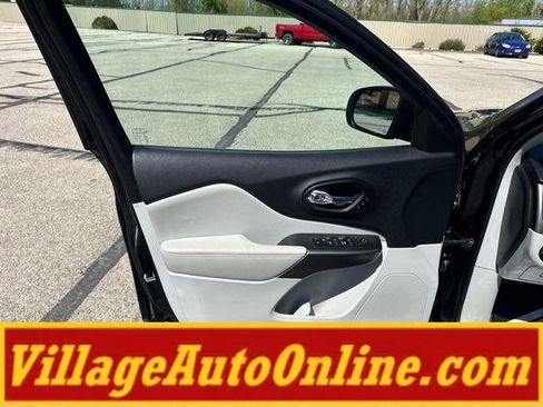 Used 2019 Jeep Cherokee Limited w/ Trailer Tow Group AWD/4WD image 12