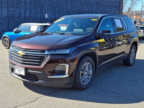 Used 2023 Chevrolet Traverse LT image 3