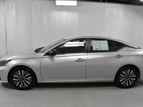 Used 2024 Nissan Altima 2.5 SV image 8