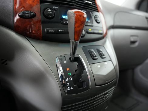 Used 2010 Toyota Sienna XLE Limited image 25