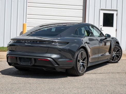 Used 2022 Porsche Taycan image 9