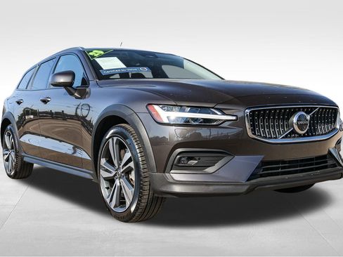 Used 2025 Volvo V60 B5 Cross Country Plus image 3