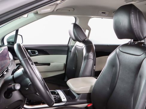 Used 2024 Kia Carnival EX FWD image 23