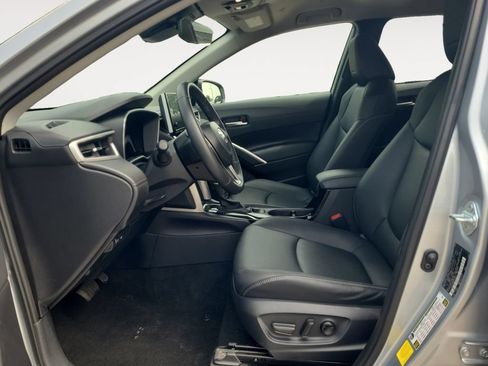 Used 2025 Toyota Corolla Cross XLE FWD image 9