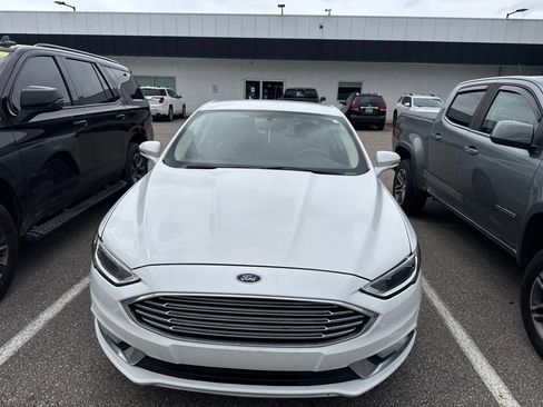 Used 2017 Ford Fusion SE w/ Fusion SE Technology Package AWD/4WD image 3