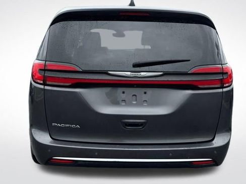 Used 2023 Chrysler Pacifica Touring-L FWD image 7