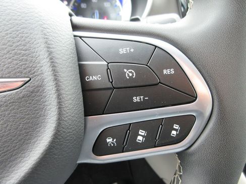 Used 2023 Chrysler Pacifica Touring-L image 26