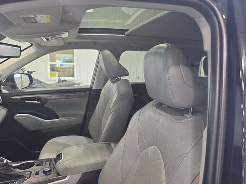 Used 2020 Toyota Highlander Platinum AWD/4WD image 22