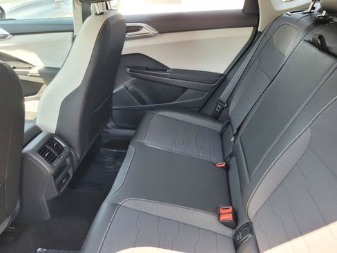 Certified 2025 Volkswagen Taos SE AWD/4WD image 15