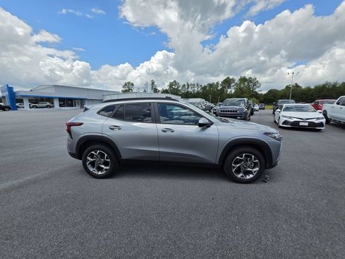 Used 2025 Chevrolet Trax LT FWD image 6