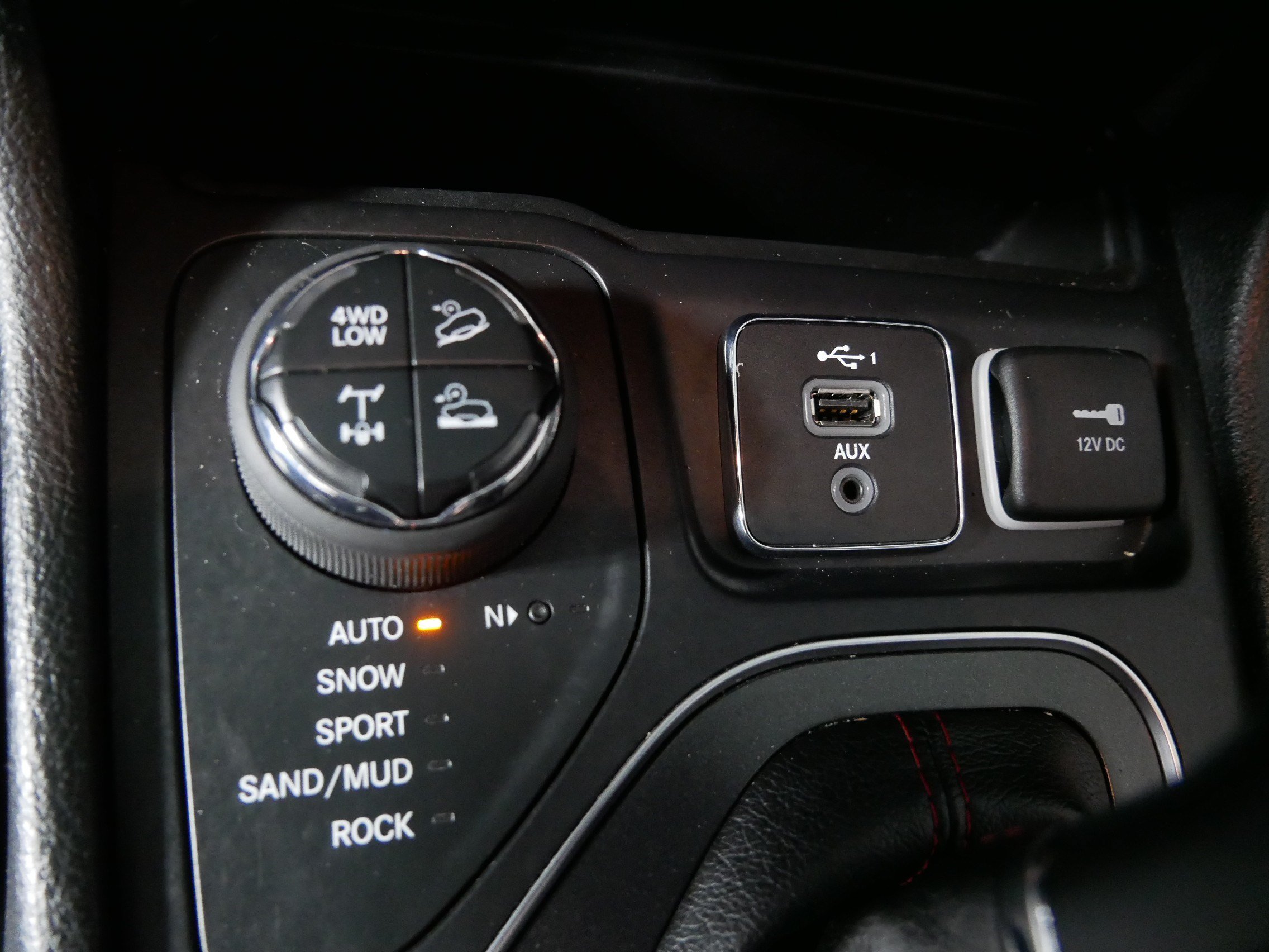 Used 2019 Jeep Cherokee Trailhawk w/ Cold Weather Group AWD/4WD image 29